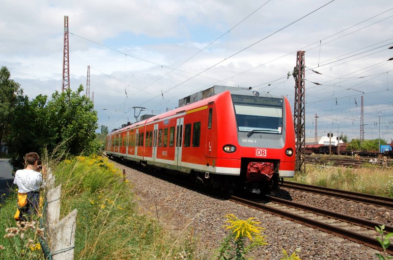 425 502 f�hrt am 03.08.09 am Bw MD-Rothensee vorbei Richtung
