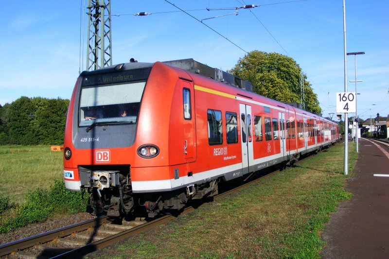 Am 30.08.09 steht der 425er Triebzug 425 515/015 und ein