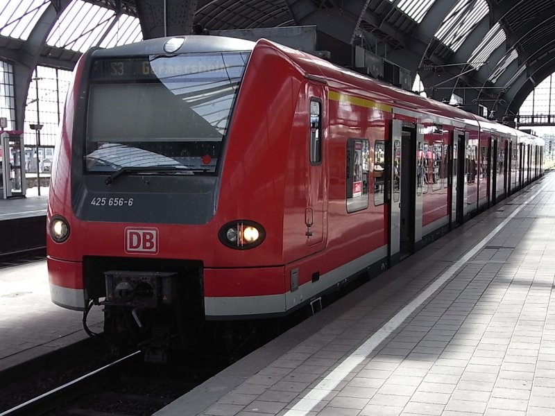 Eine 425 wartet in Karlsruhe Hbf auf die Weiterfahrt nach