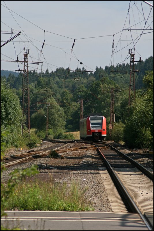 Der Blick hinterher: 426 020 f�hrt die Steilstrecke bei Welschen