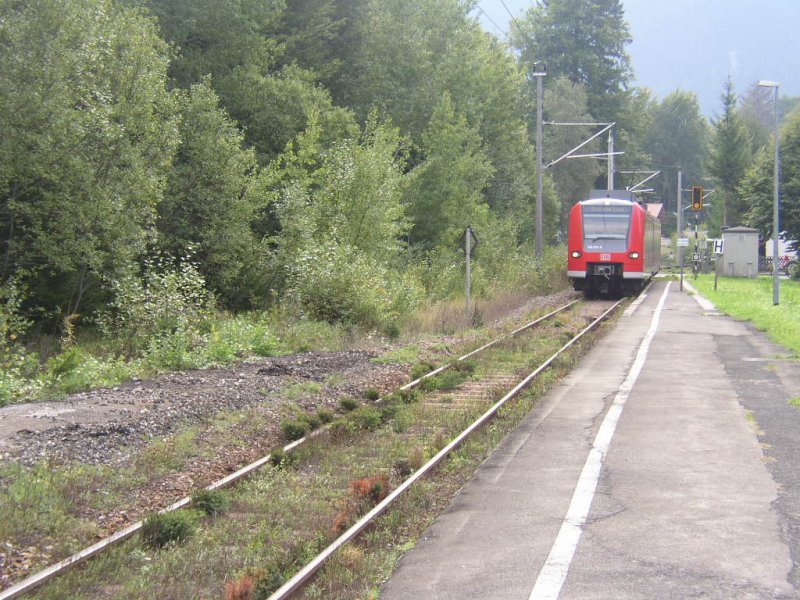 A regional train to Reutte (Tirol) runs into the station