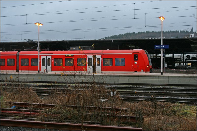 426 019/519 ist als RE16 (RE 29667) RUHR-SIEG-EXPRESS in Kreuztal