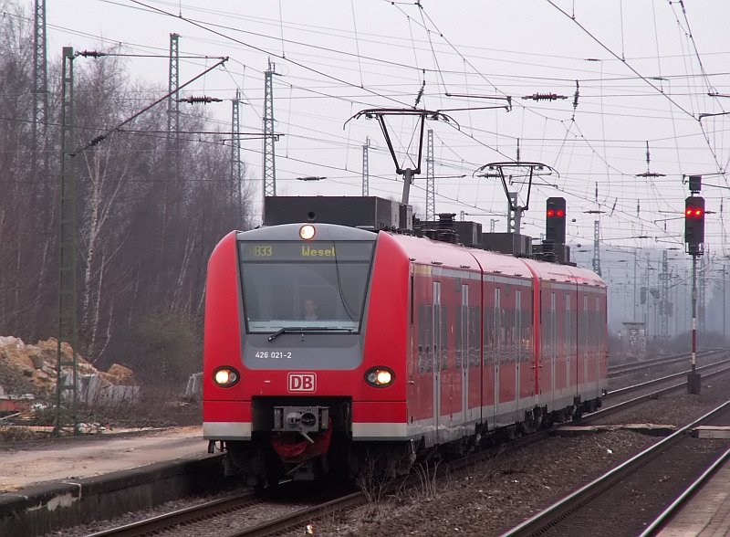 Die RB 33 nach Wesel f�hrt in den Viersener Bahnhof