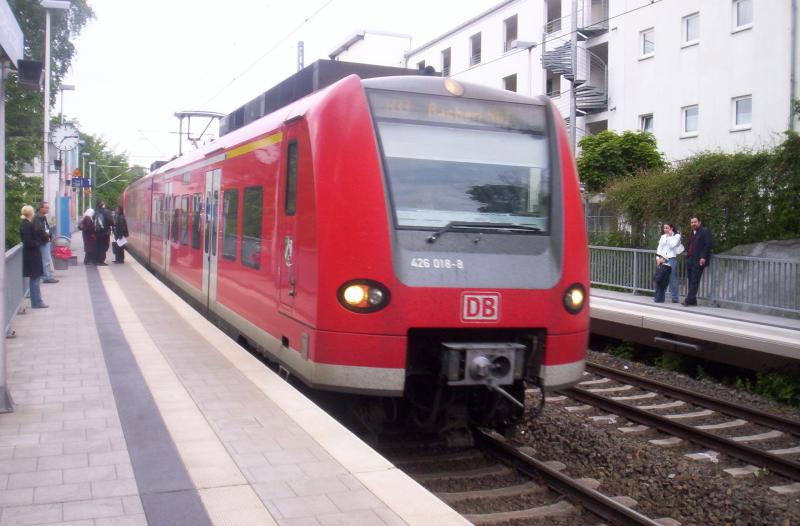 Zwei 426er fahren in Aachen-Schanz ein. Eine Station weiter enden