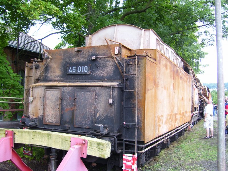 The mighty tender of 45 010 (2'3'T38) at 06:09:08 on