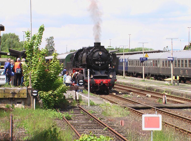 BR 50 3616-5 mit Sonderzug aus dem BW Scharzenberg zu Gast in Neuenmarkt-Wirsberg, abfahrbeit zum Bahnhof Markschorgast und zurck ber die  Schiefe Ebene . Pfingstdampftage April 2006 des Dampflokomotivmuseum Neuenmarkt.