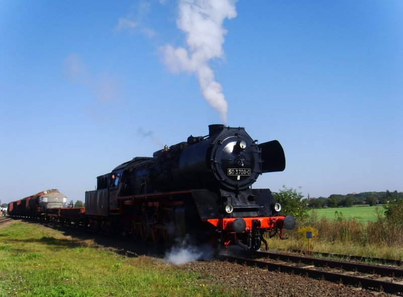 Die Halberst�dter 50 3708-0 mit einem Foto-G�terzug auf dem Gel�nde