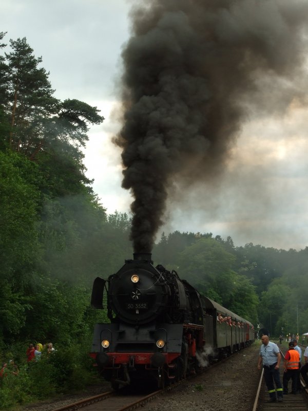 50 3552 l�sst Dampf ab.Kurz vor der Abfahrt mit ihrem