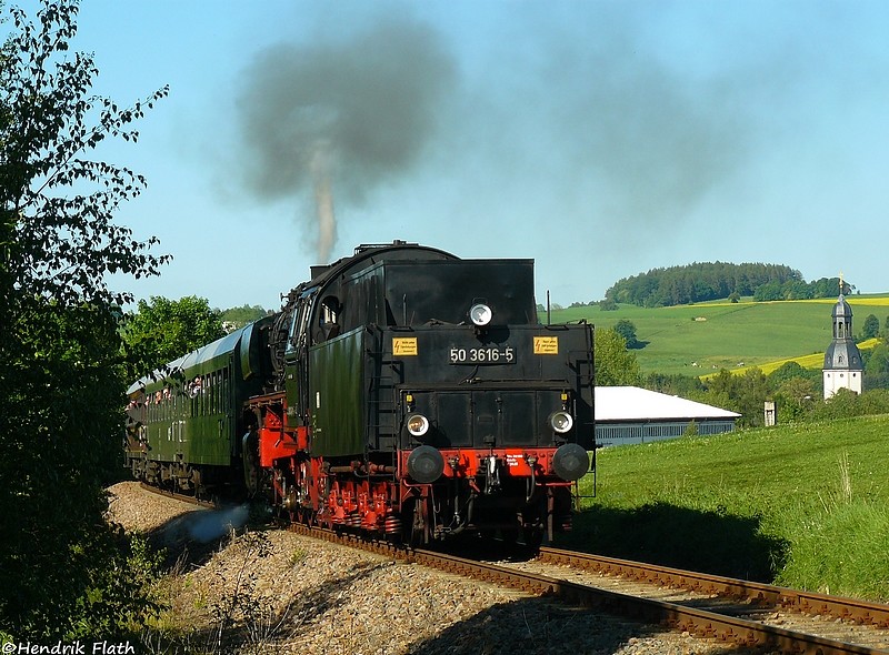 Am fr�hen Abend des 23.05.2009 dampft 50 3616 mit DPE
