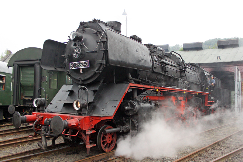 Die 50 3552-2 bei der Ausfahrt aus dem Lokschuppen beim