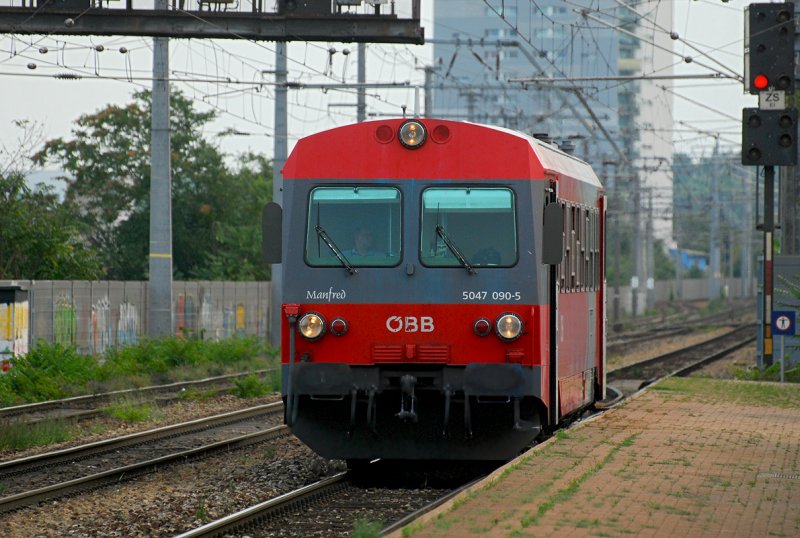 5047 090 Manfred als R2590 von Wien Suedbahnhof (Ostseite) nach