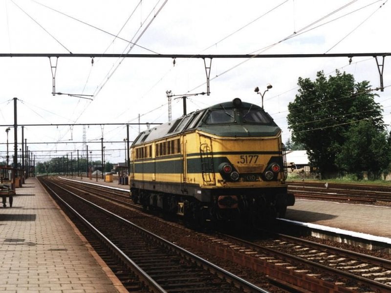 5177 at station Lier on 17-5-2001. Image and scan: Date