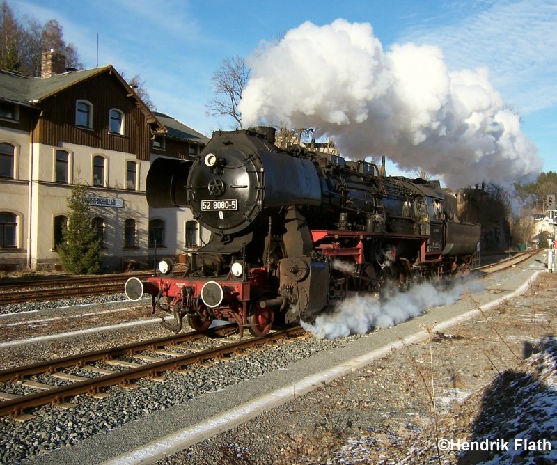 Am 23.12.2007 dampft 52 8080-5 durch den Bahnhof Annaberg Buchholz