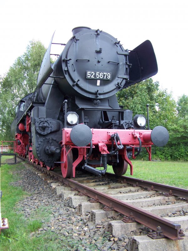 52 5679 am 24.08.2007 als Denkmal im ehem. Bahnbetriebswerk Falkenberg/Elster