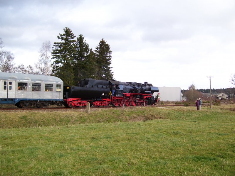 52 8154-8 ist mit dem VSE Sonderzug Richtug Schlettau unterwegs,
