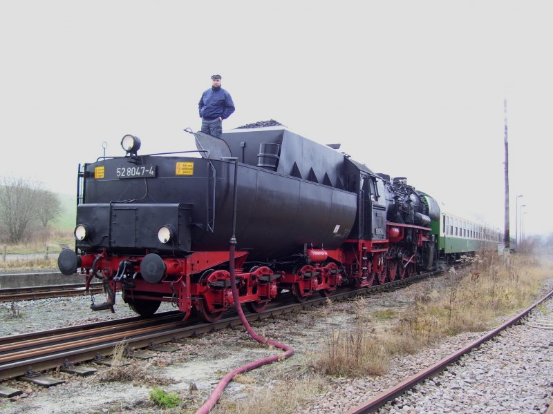 52 8047-4 nimmt am 23.12.06 im Bahnhof Sch�nfeld-Wiesa Wasser. 