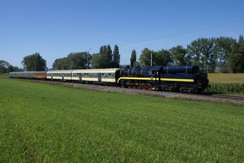The modern steam engine runs on 52 8055 from 08.30.2009