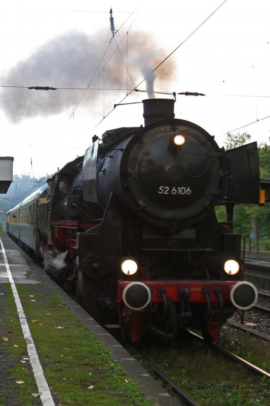 52 6106 runs on 09.13.2009 into the station from Kettwig
