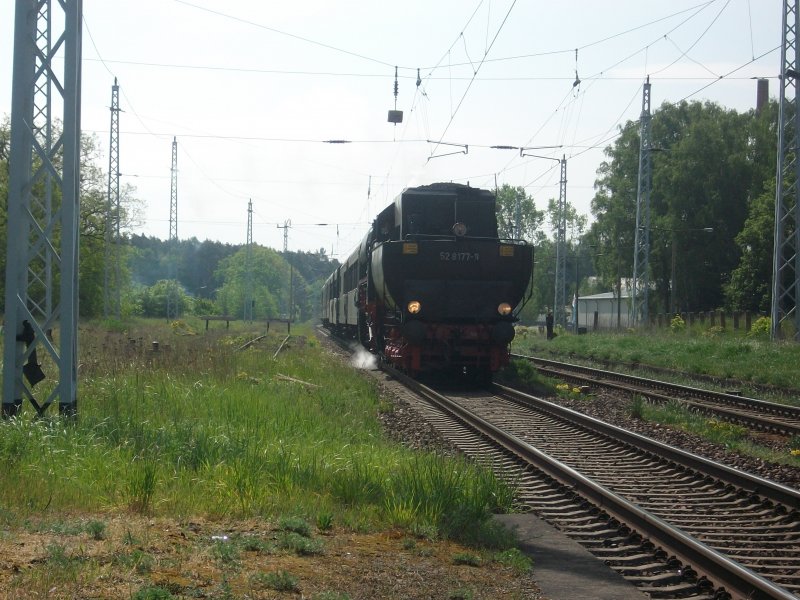 Tender voran f�hrt die BR 52 8177-9 von Berlin nach