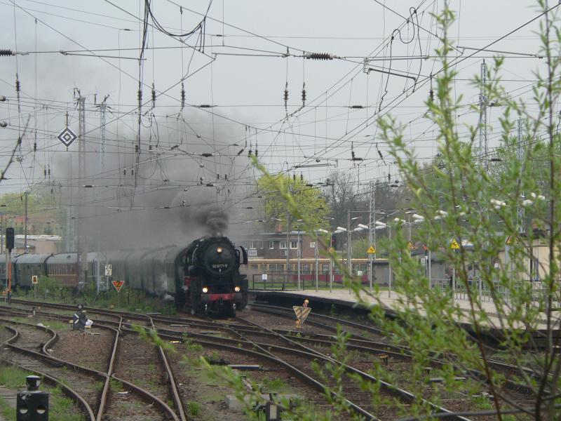 Einfahrt des Traditionszuges nach Wolsztyn am 29.4.2006 in Erkner. 52