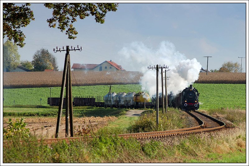 57 2770 (=�GEG-Lok 657.2770) mit ihrem Fotog�terzug am 17.10.08 zwischen