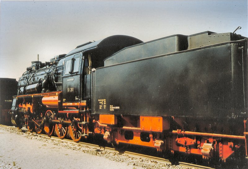 58 261 der DR auf einer Fahrzeugausstellung in Erfurt-West, um