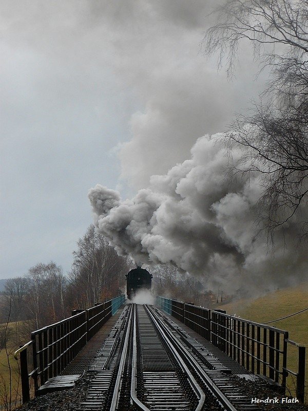 Nachschuss auf 58 311 auf dem Markersbacher Viadukt. Die G12