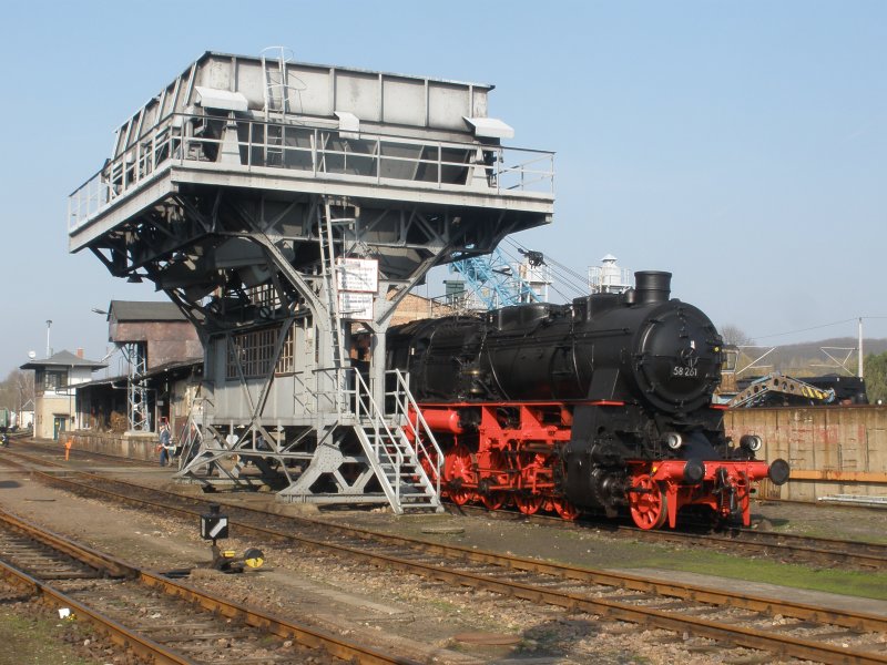 58 261 unter dem Kohlehochbunker des SEM-Chemnitz am 04.04.09 zum