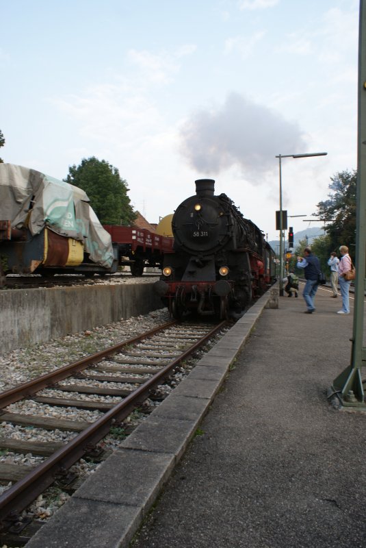 58 311 bei der Durchfahrt im Reutlinger West Bahnhof. 150