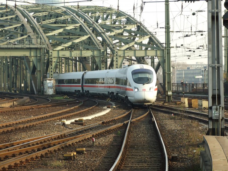 605 016-5 bei einer Durchfahrt im K�lner Hbf.Der ICE-TD ist
