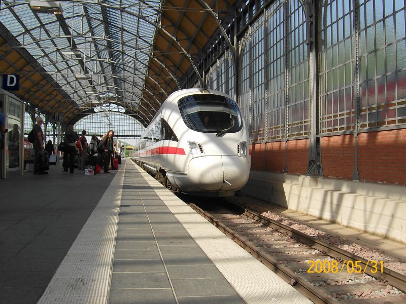 ICE 33 nach Kopenhagen bei der Einfahrt in den L�becker