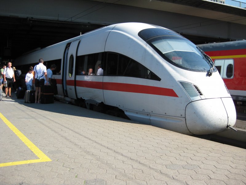 ICE 33 steht mit +50 im Hamburger Hbf und wartet