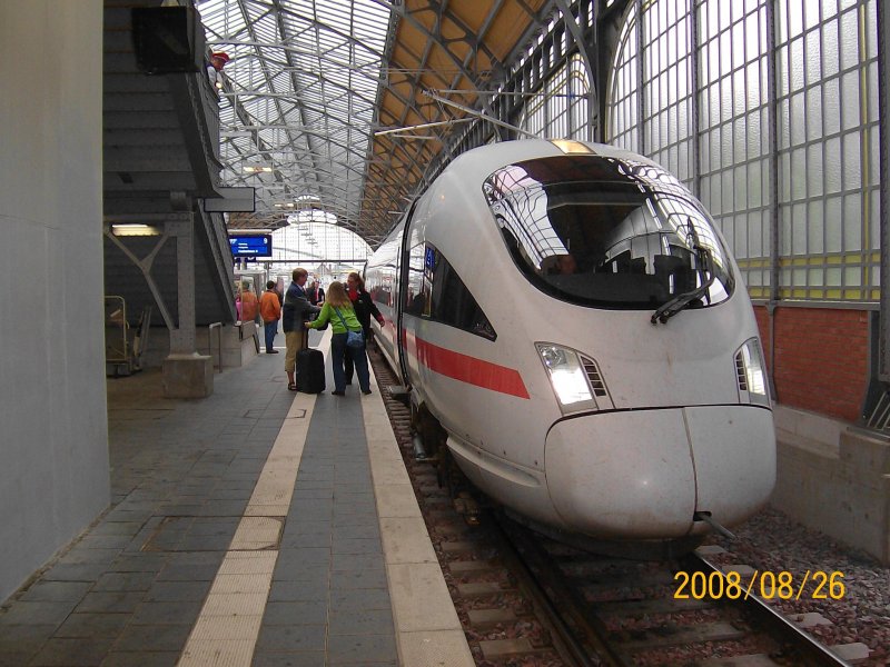 605 504-0 steht am 26.08.08 als ICE 37 von Berlin