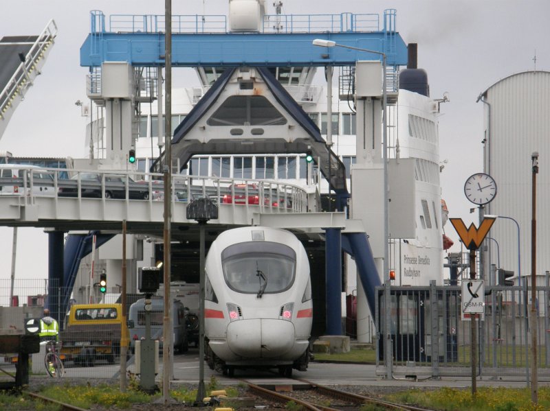 Ein ICE-TD (VT 605 003) verschwindet im Bauch eines F�hrschiffes