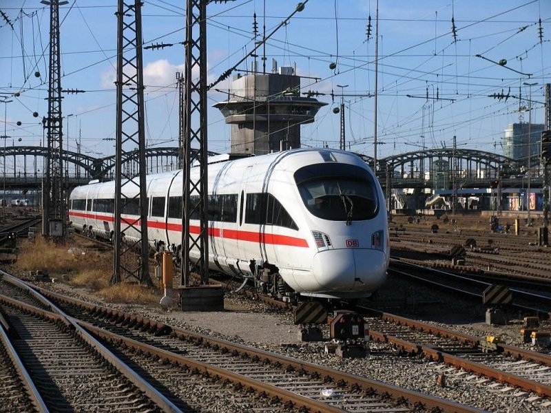 ICE der BR 605 auf M�nchen Hauptbahnhof am 4-2-2007. 
