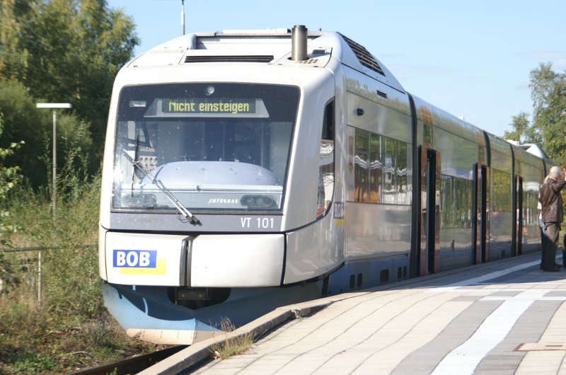 Dieseltriebzug der BOB ( Bayerische Oberlandbahn ) bei der Abfahrt