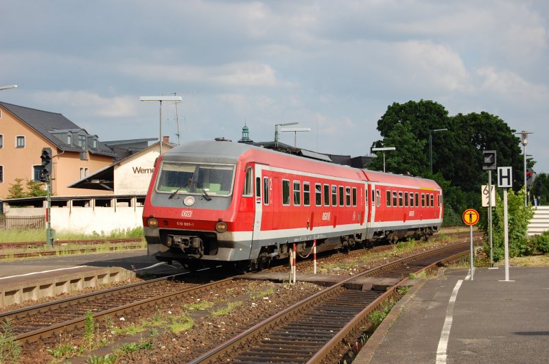 610 005 on 31.05.2008 at the entrance to the station