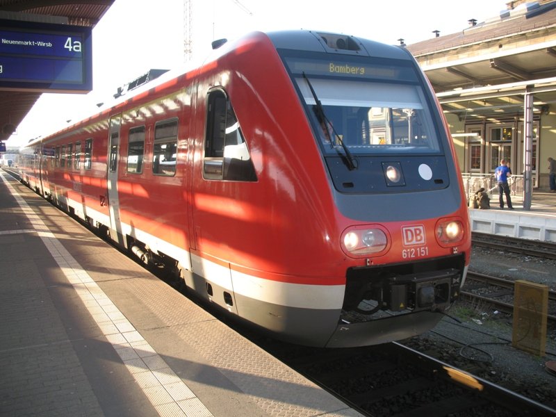 612 151 in Hof Hbf. Der Triebwagen wird gleich als