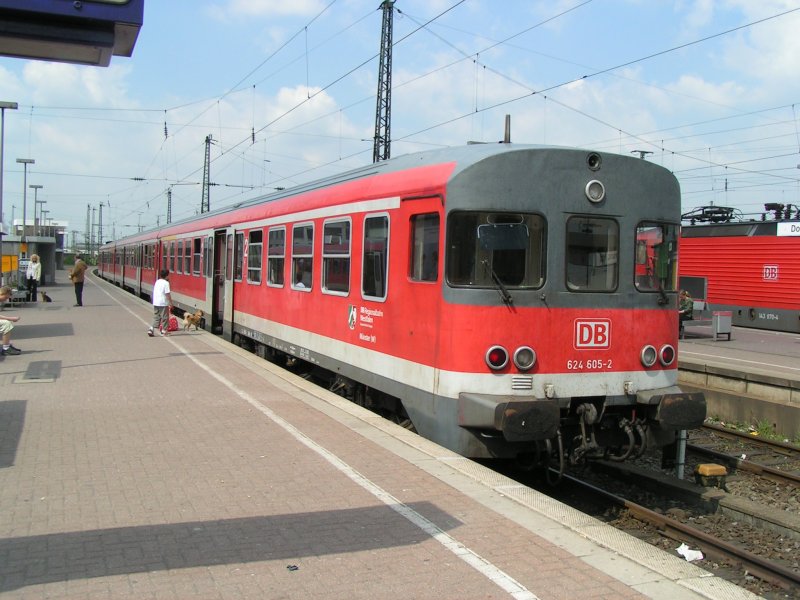 624 605-2 (VT 24) in Dortmund Hauptbahnhof am 20.05.2004. 