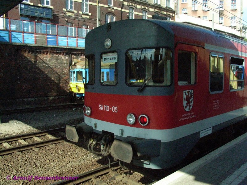Frontansichten: SA110-05 (=ehemals DB 624 674) und dahinter EN57-1524

06.04.2007