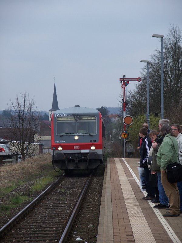 928 695-6 f�hrt soeben in den Haltepunkt Sinsheim Museum ein.