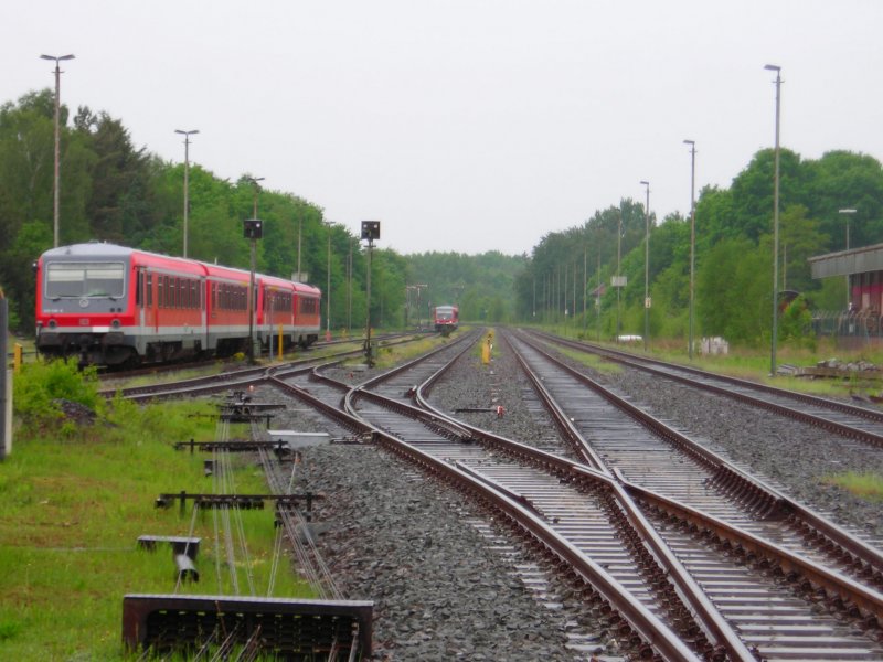 VT628/928 pulls into the station Soltau, left beside a parked
