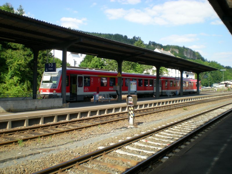 Eine RB nach Trier Hbf wartet am 24.07.08 an Gleis