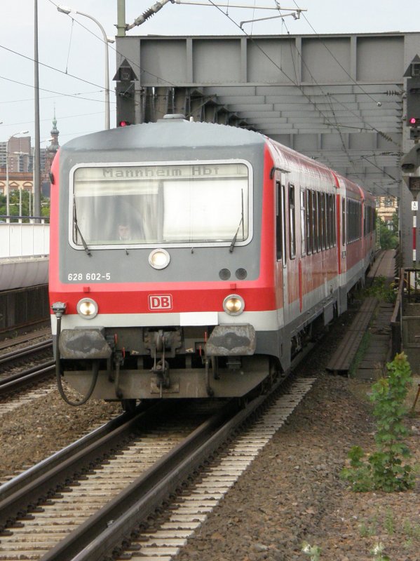 VT 628 602 f�hrt aus Richtung Mannheim in den Bahnhof
