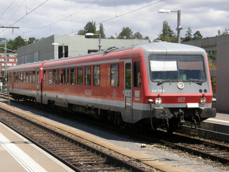 VT 628 318 moves from the direction of singing in