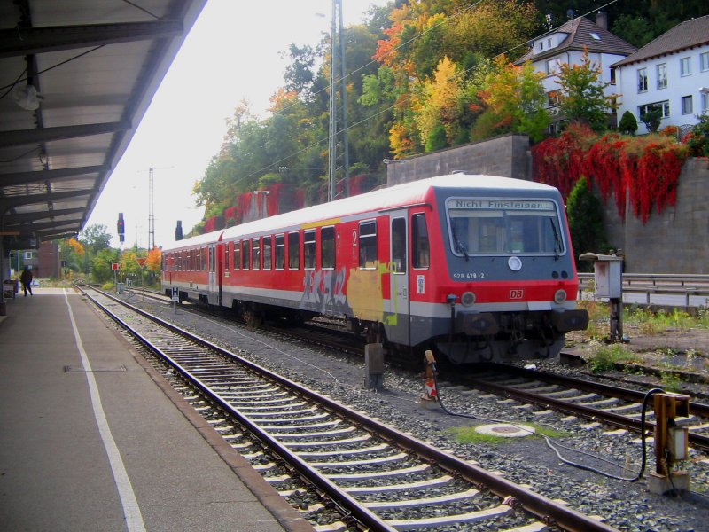 In Coburg steht ein Triebwagen der Baureihe 628 auf Gleis