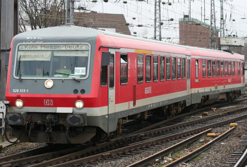 Der 928 513-1 f�hrt als RB38 von D�sseldorf �ber K�ln