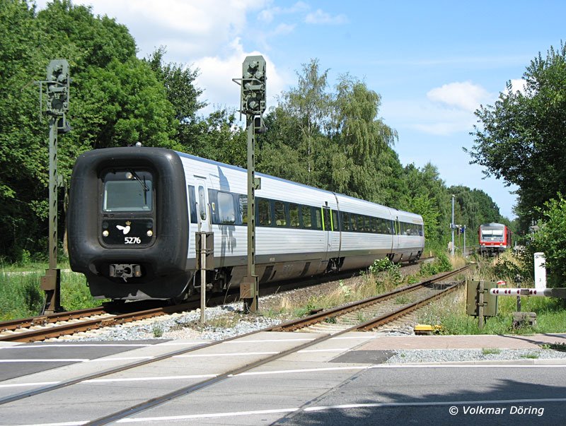5276 passiert als EC 230 Koebenhavn - Hamburg den Bahn�bergang