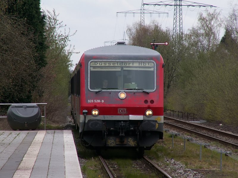 Der Niers-Express bei der Einfahrt in den Bahnhof Nieukerk. Fahrtrichtung