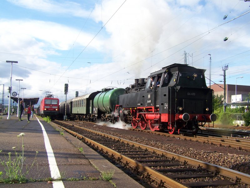 Br.64 419 bei der Aufahrt aus dem Gleis 6 des